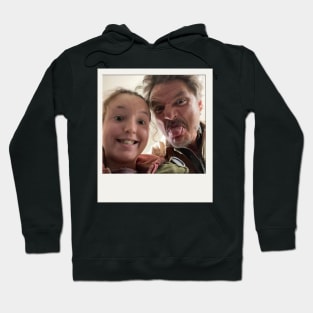 pedro pascal and bella ramsey having fun foto retro Hoodie